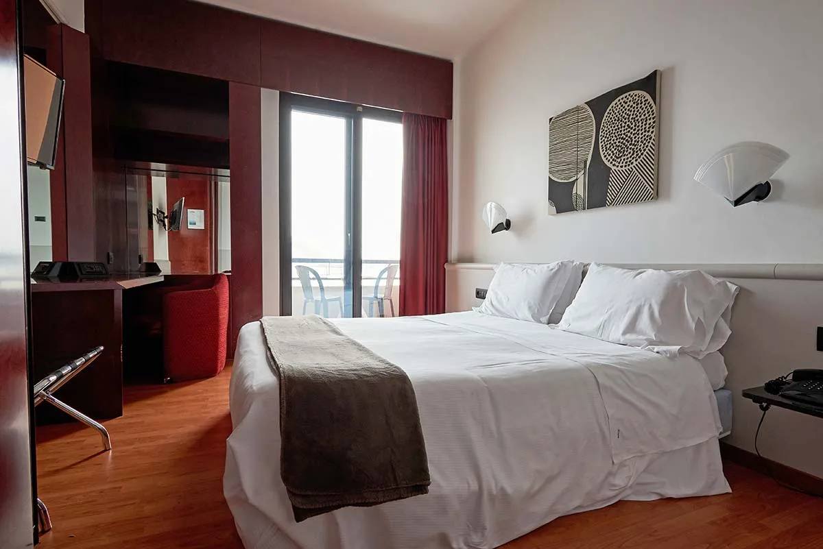 Standard double room with lake-view balcony