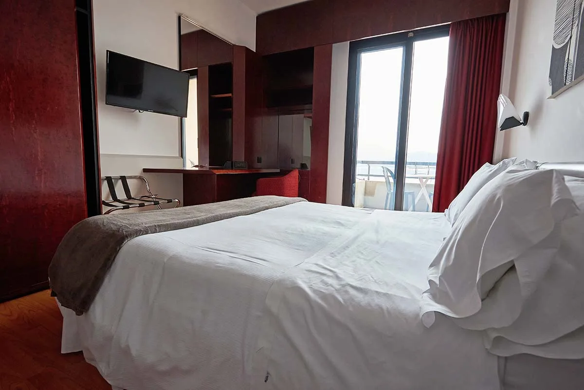 Standard double room with lake-view balcony
