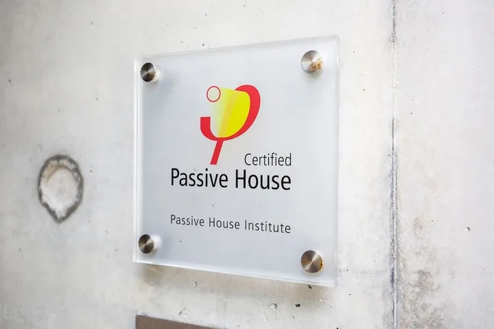 Una placa en la pared muestra una certificación de Casa Pasiva.