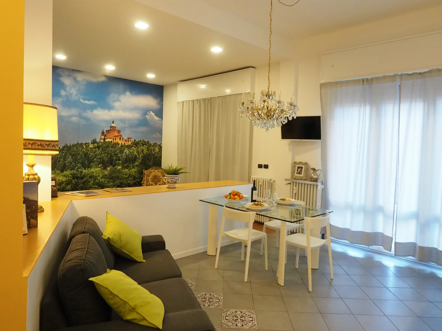 Una luminosa sala de estar y comedor con una mesa junto a la zona de asientos.