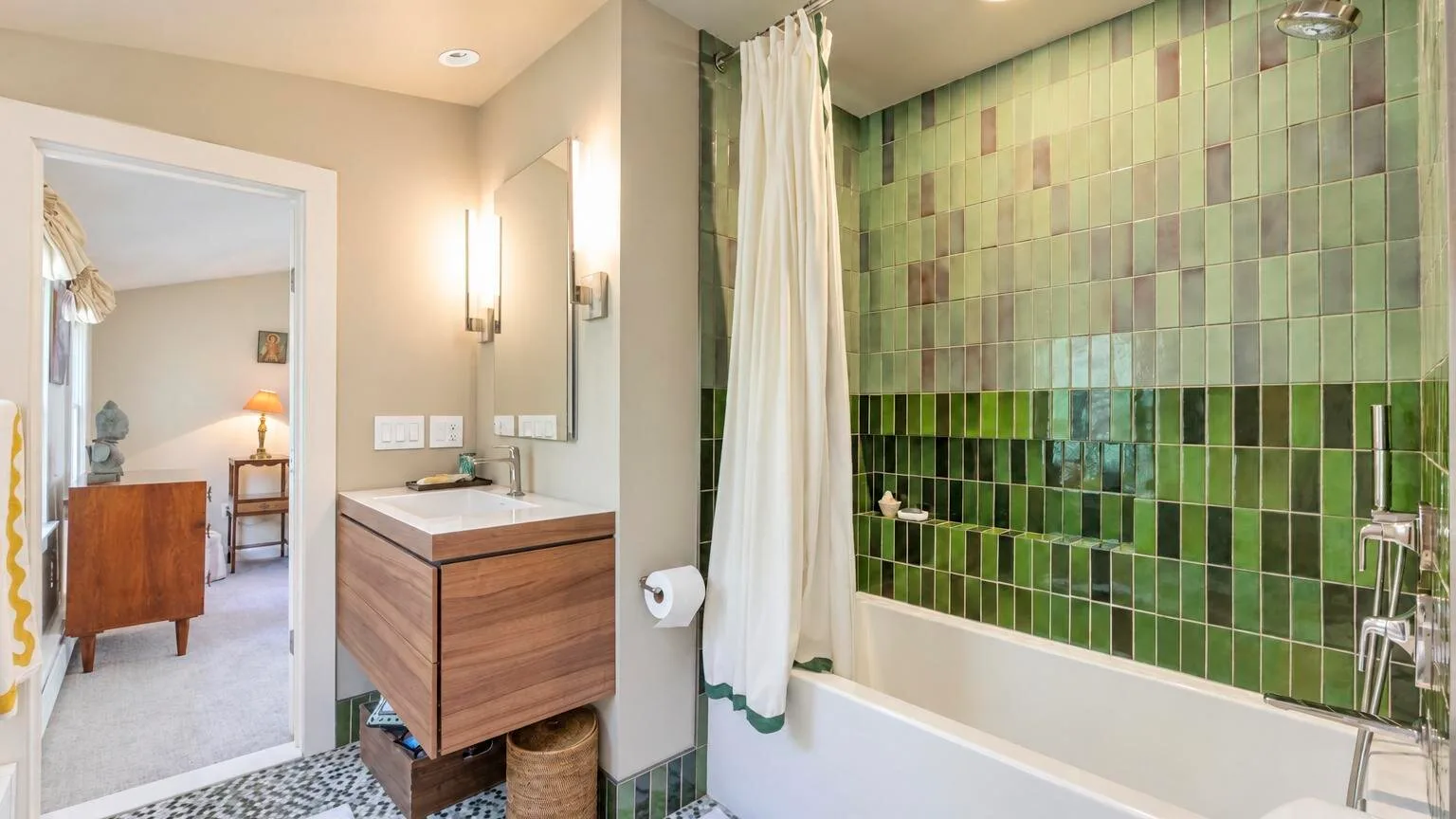 Un baño con una bañera revestida de azulejos y un mueble de madera.