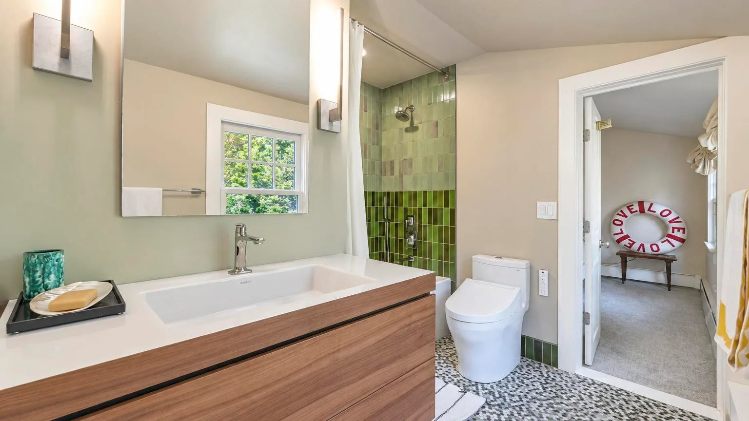 Un baño con lavabo, bañera y ducha con azulejos.