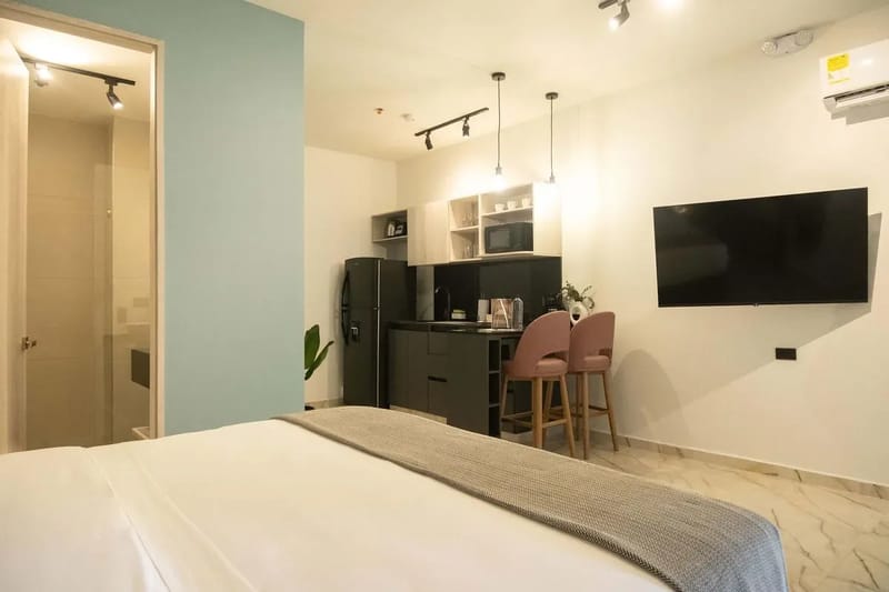 Modern 3BR AC Steps from Ciudad Amurallada