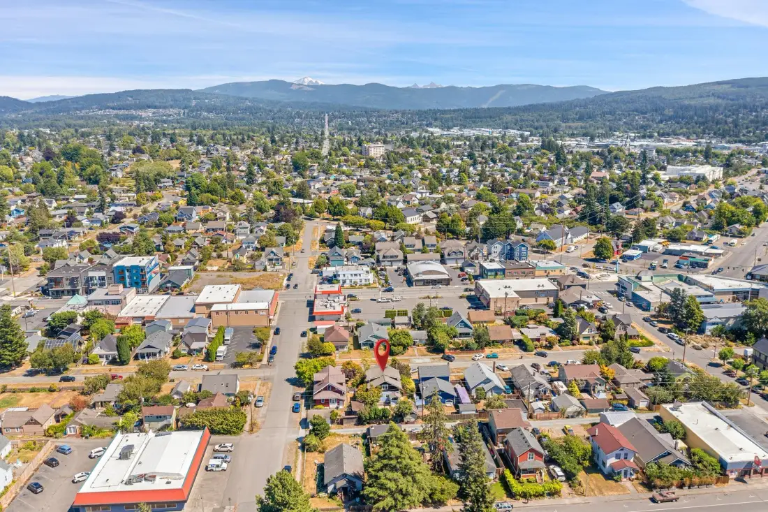 Vista aérea de un barrio residencial con colinas a lo lejos.