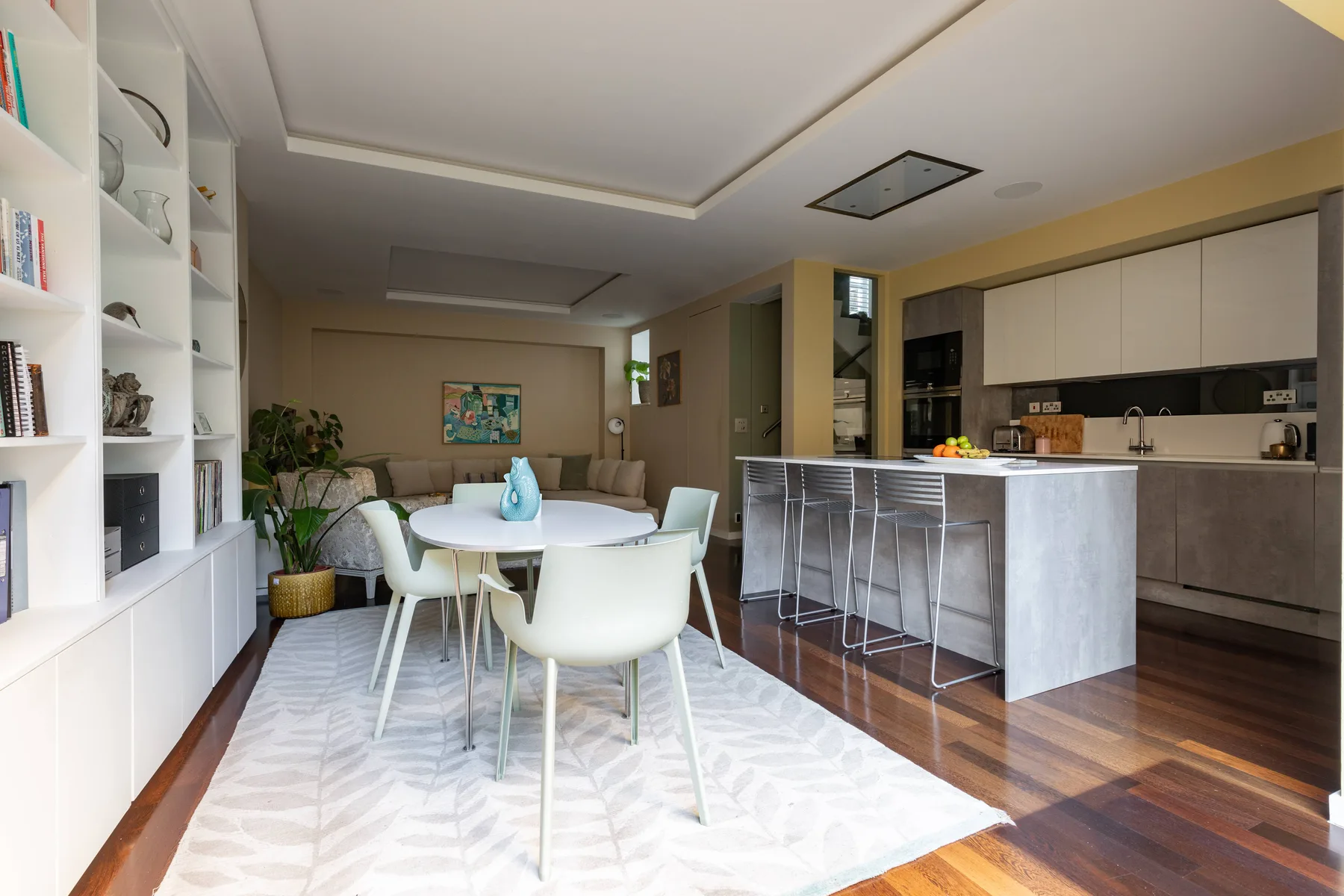 Un comedor y cocina de concepto abierto con una mesa junto a una barra.