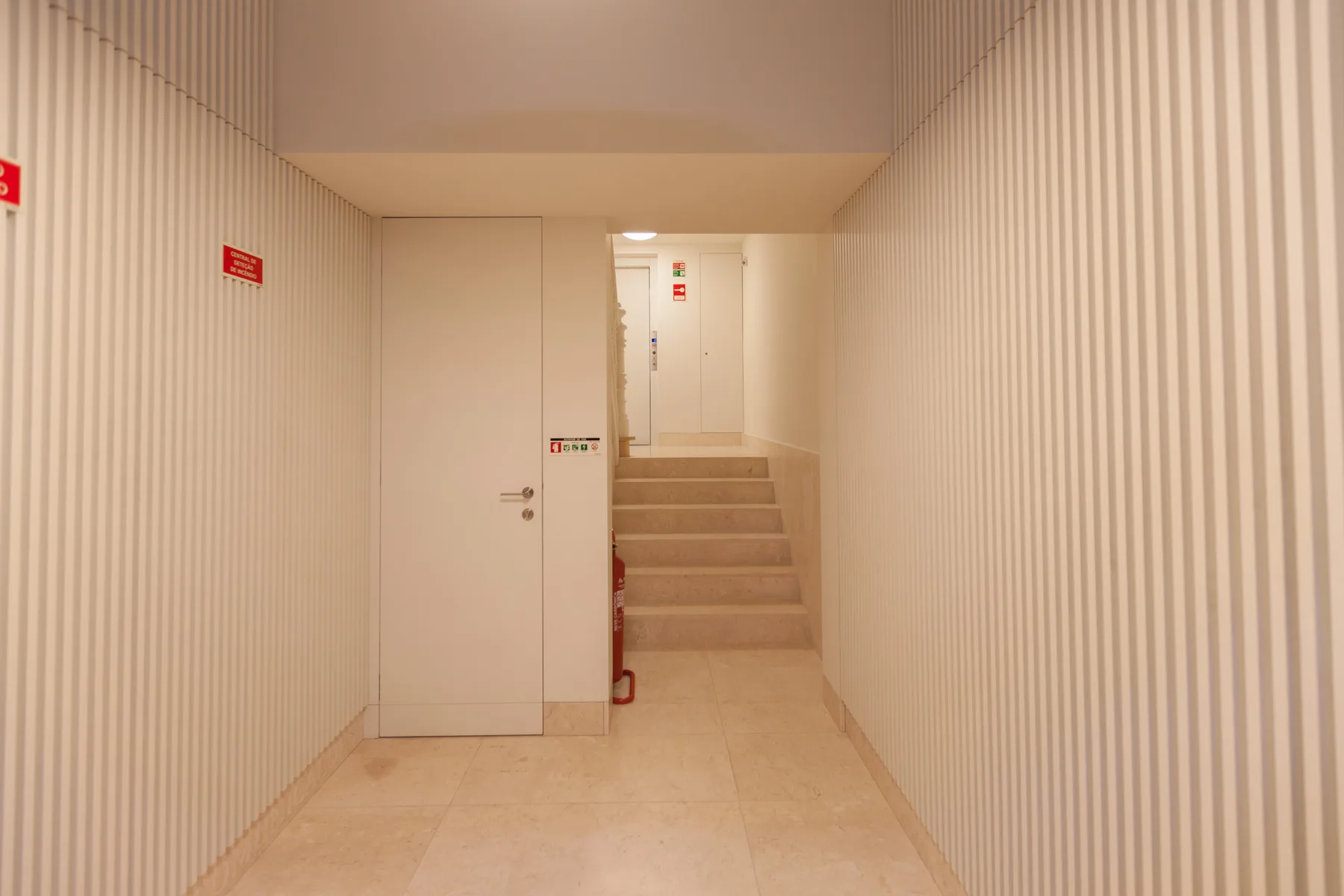 Un pasillo interior estrecho conduce a una pequeña escalera.