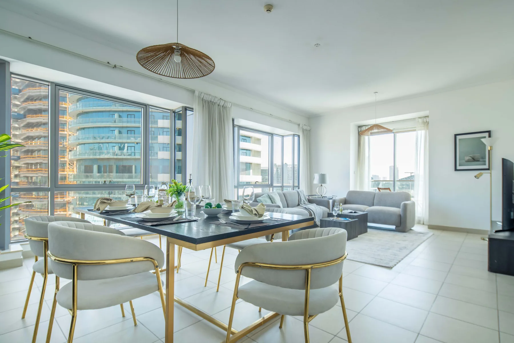 Una luminosa sala-comedor de concepto abierto con grandes ventanas y una mesa de comedor.