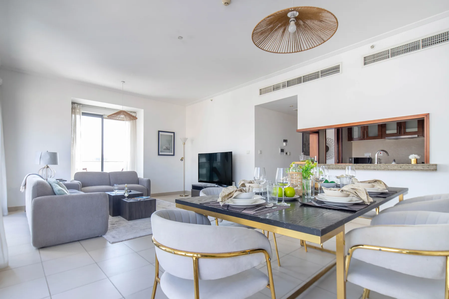 Una luminosa sala-comedor diáfana con la mesa puesta.