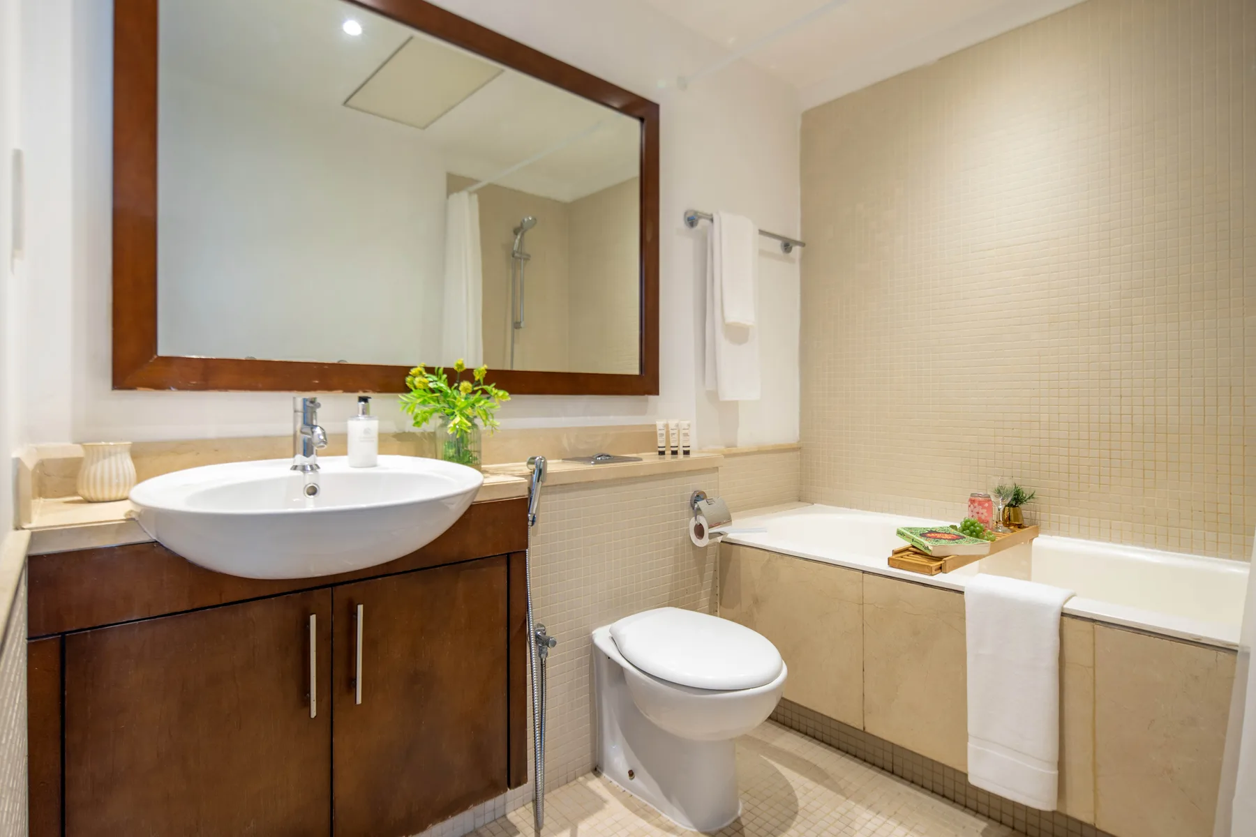 Un baño con lavabo, inodoro y bañera.