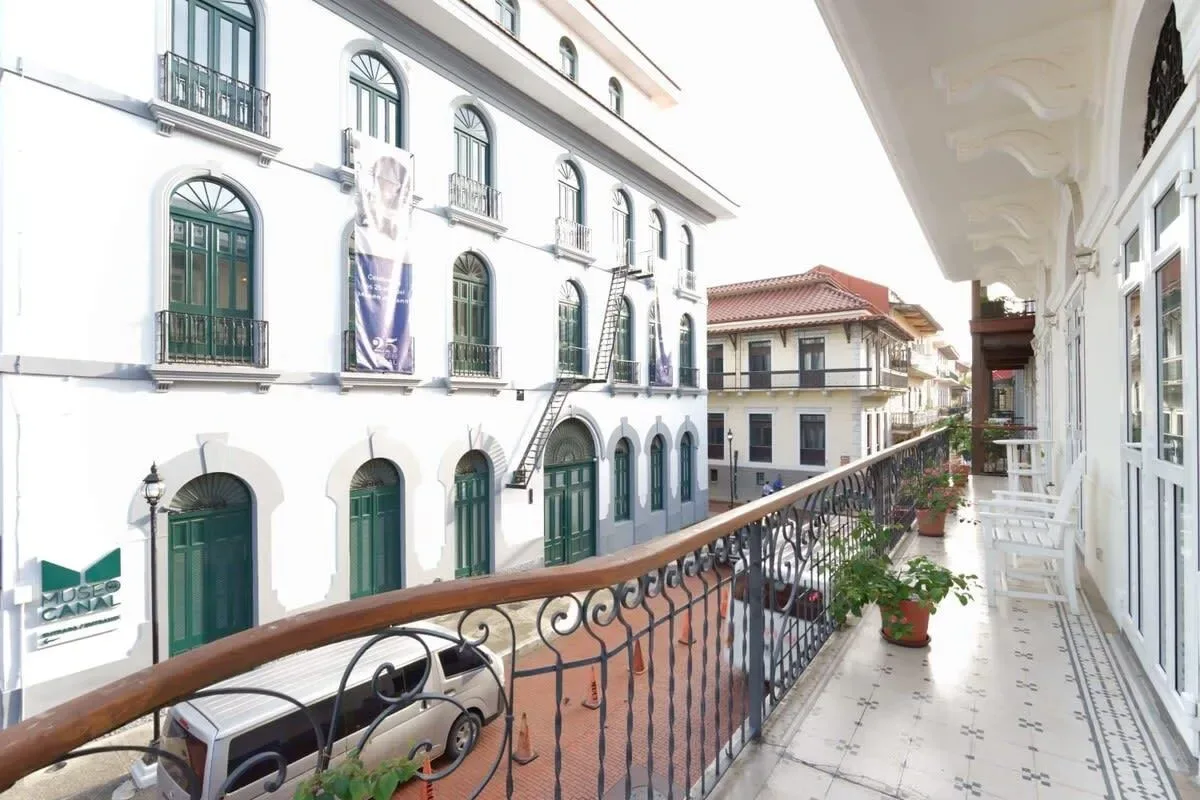 Bright 2BR in Casco Antiguo w/ Balcony