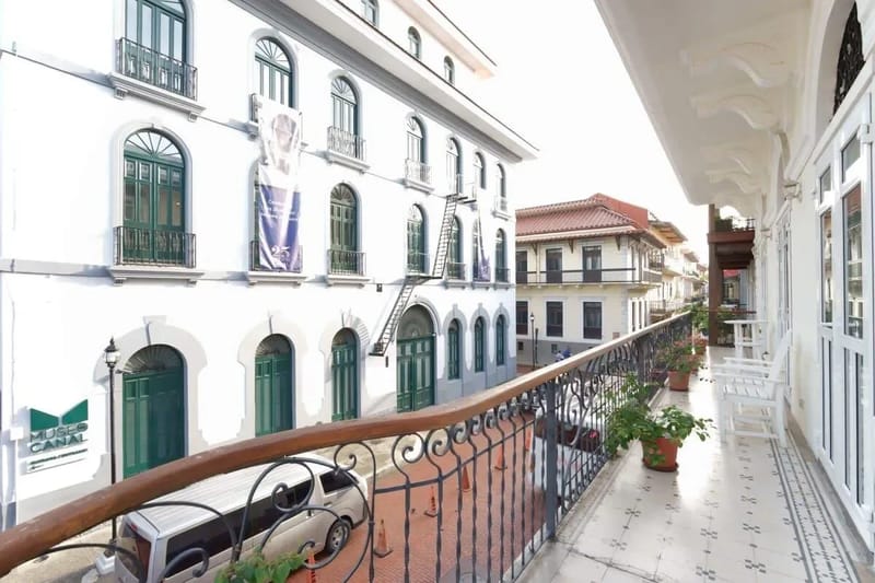 Bright 2BR in Casco Antiguo w/ Balcony