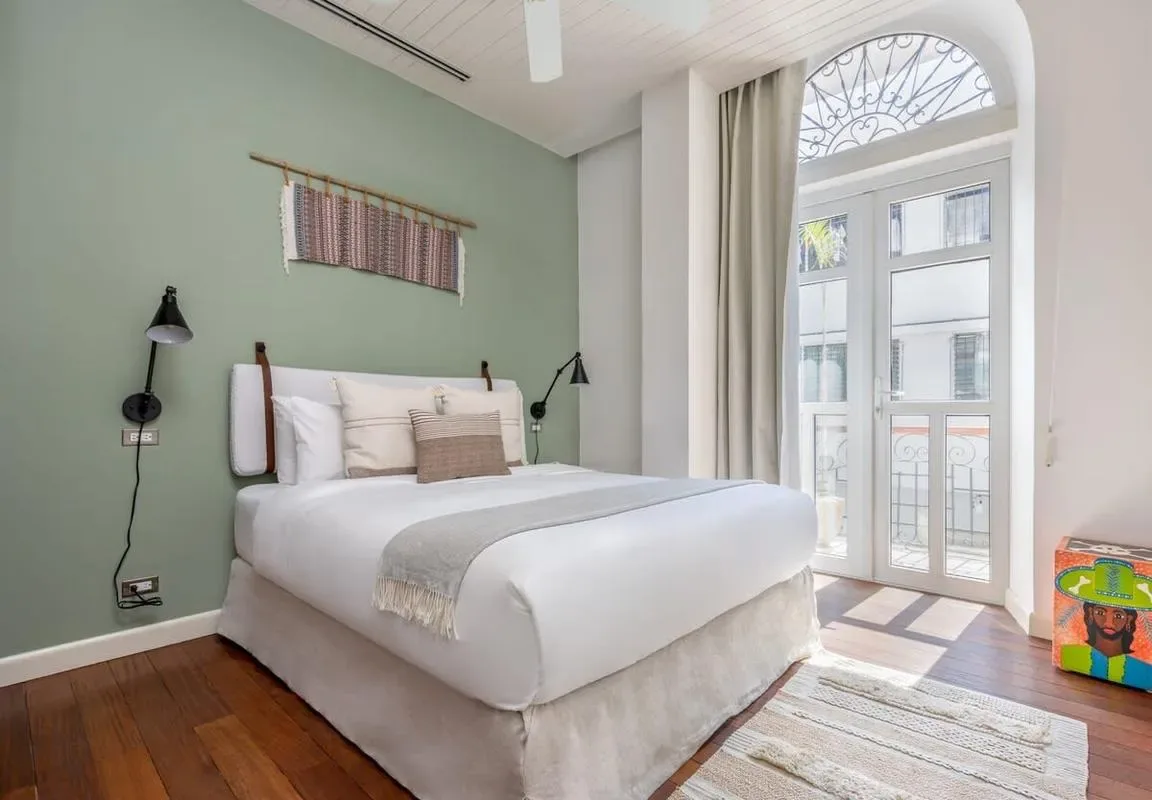 Bright 2BR in Casco Antiguo w/ Balcony