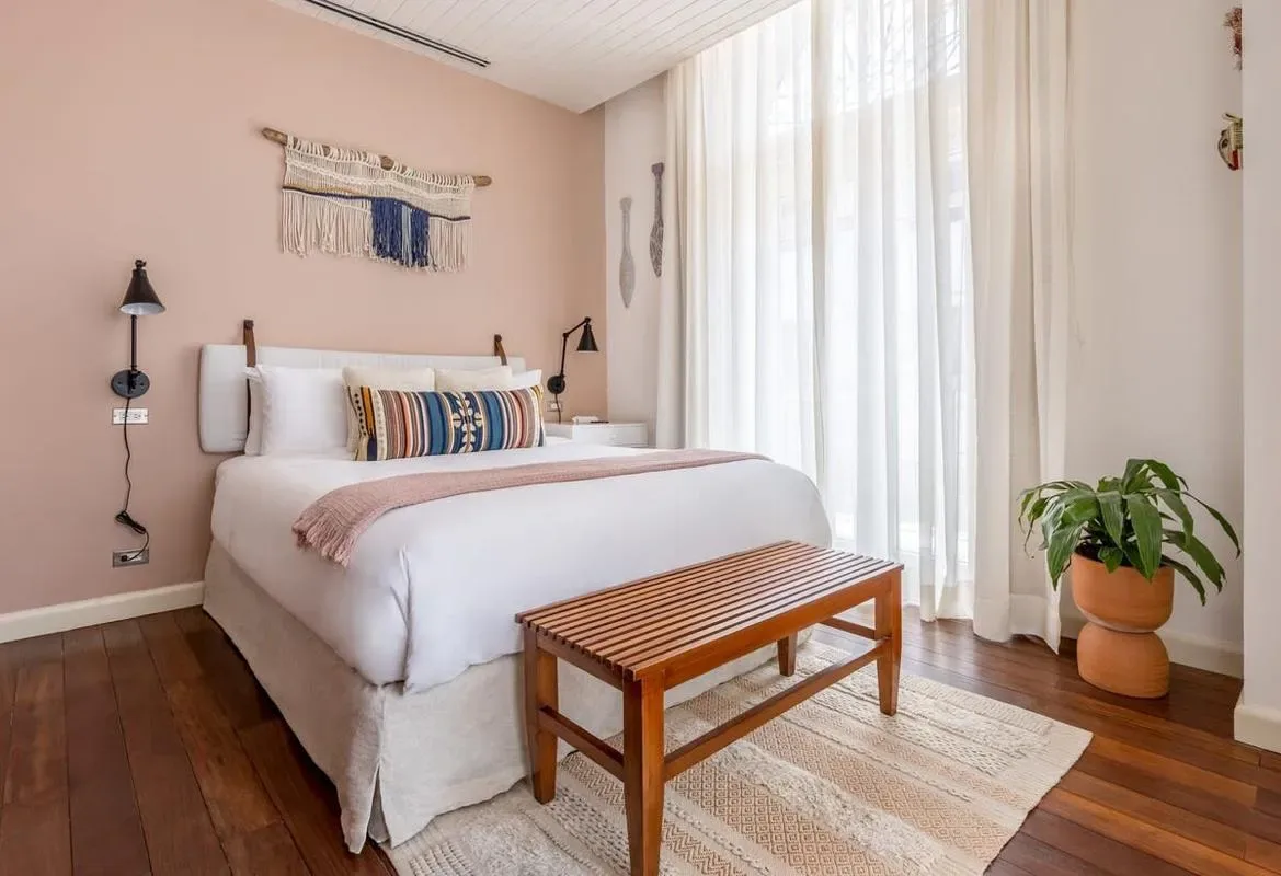 Bright 2BR in Casco Antiguo w/ Balcony