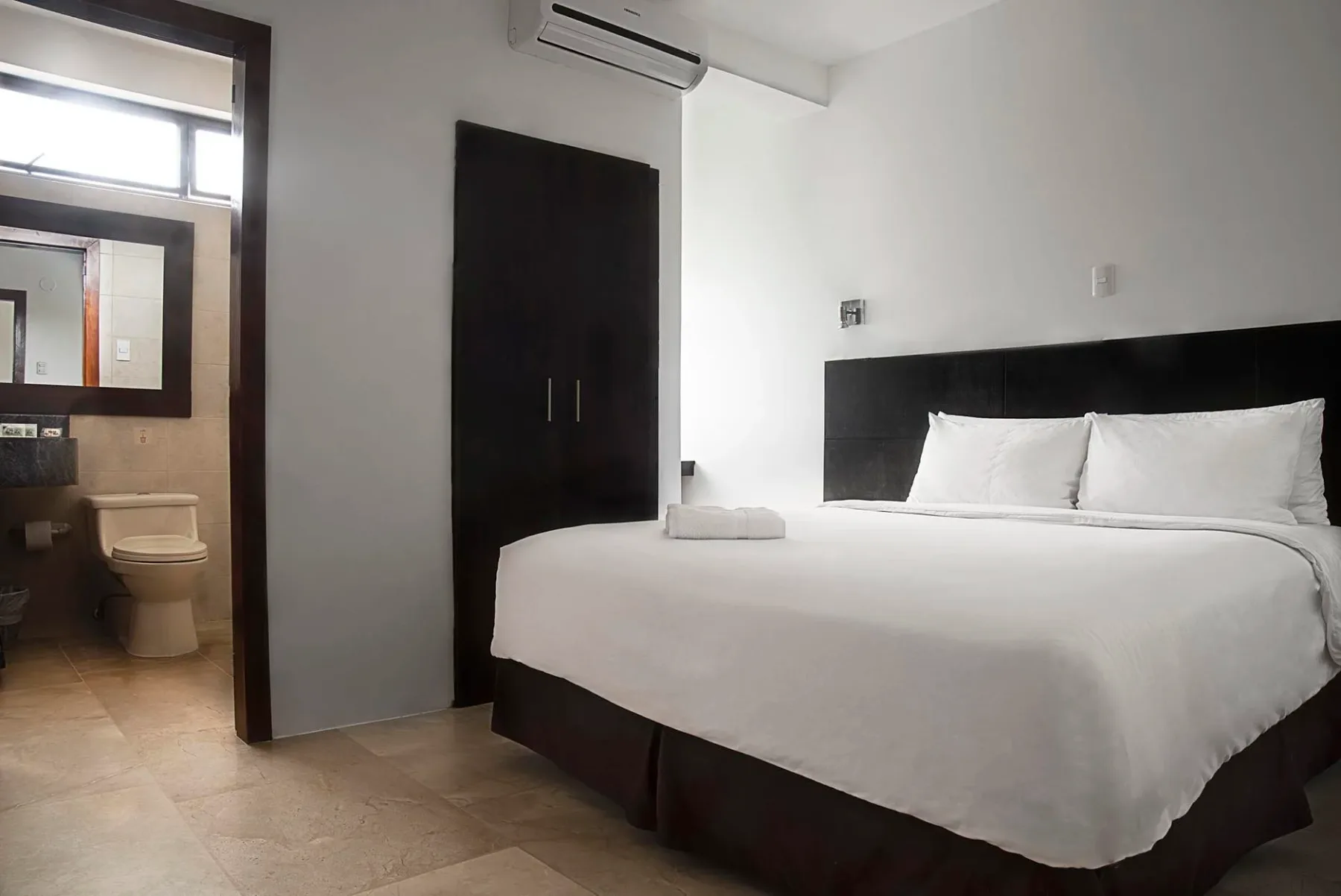 Habitación con cama grande