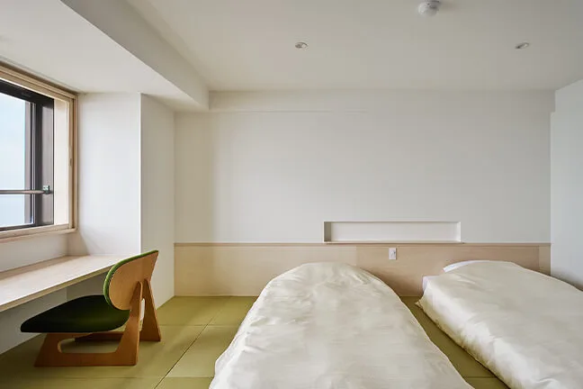 Nueva habitación de estilo japonés-occidental con dos camas individuales