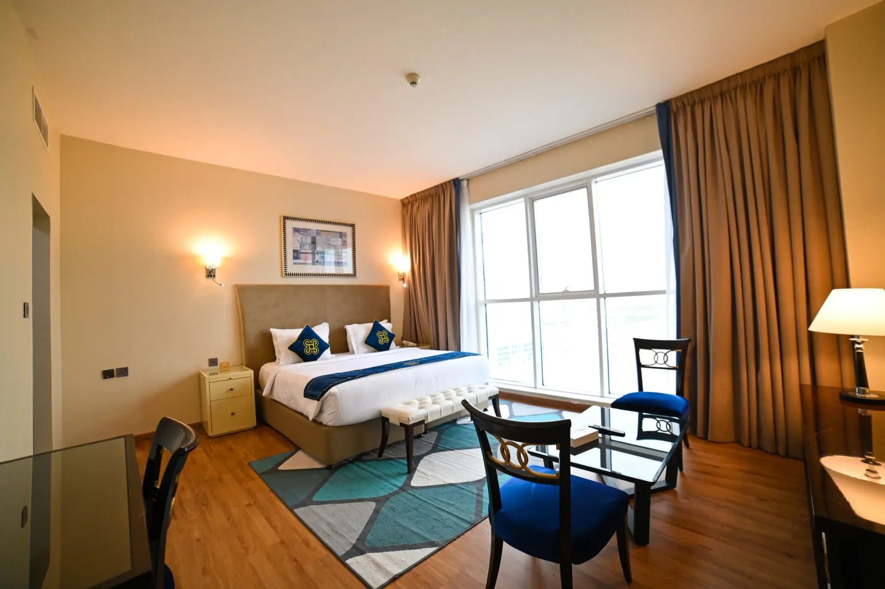 Habitación prémium con cama king y vistas a la ciudad