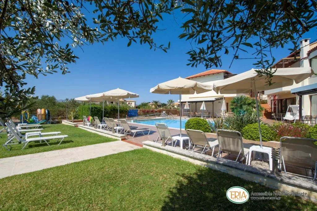 Jardín junto a la piscina