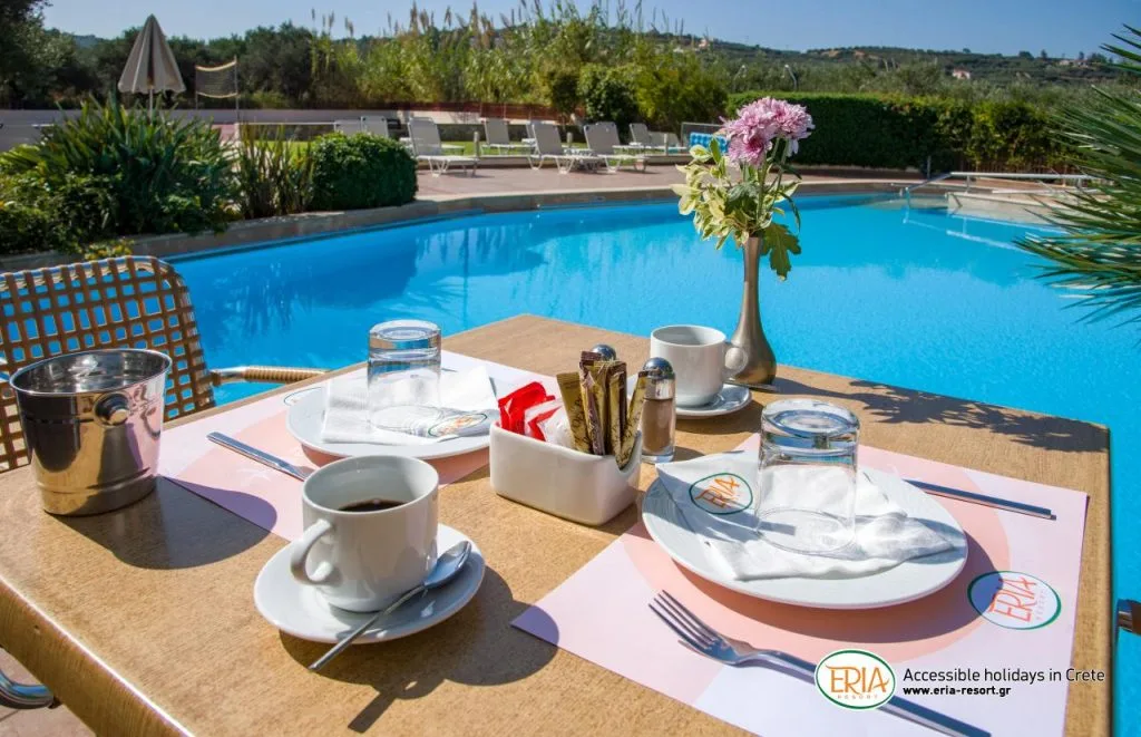 Desayuno junto a la piscina