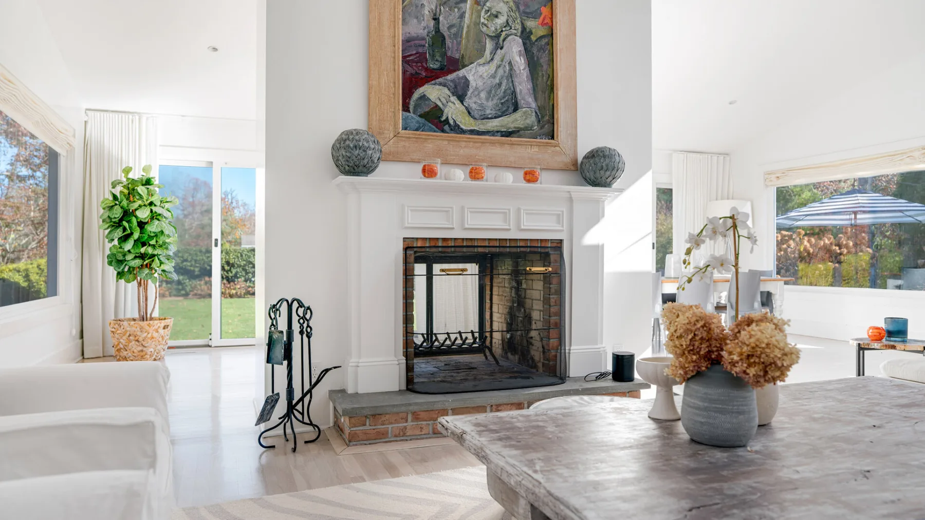 Una sala luminosa con chimenea y una mesa de centro grande.