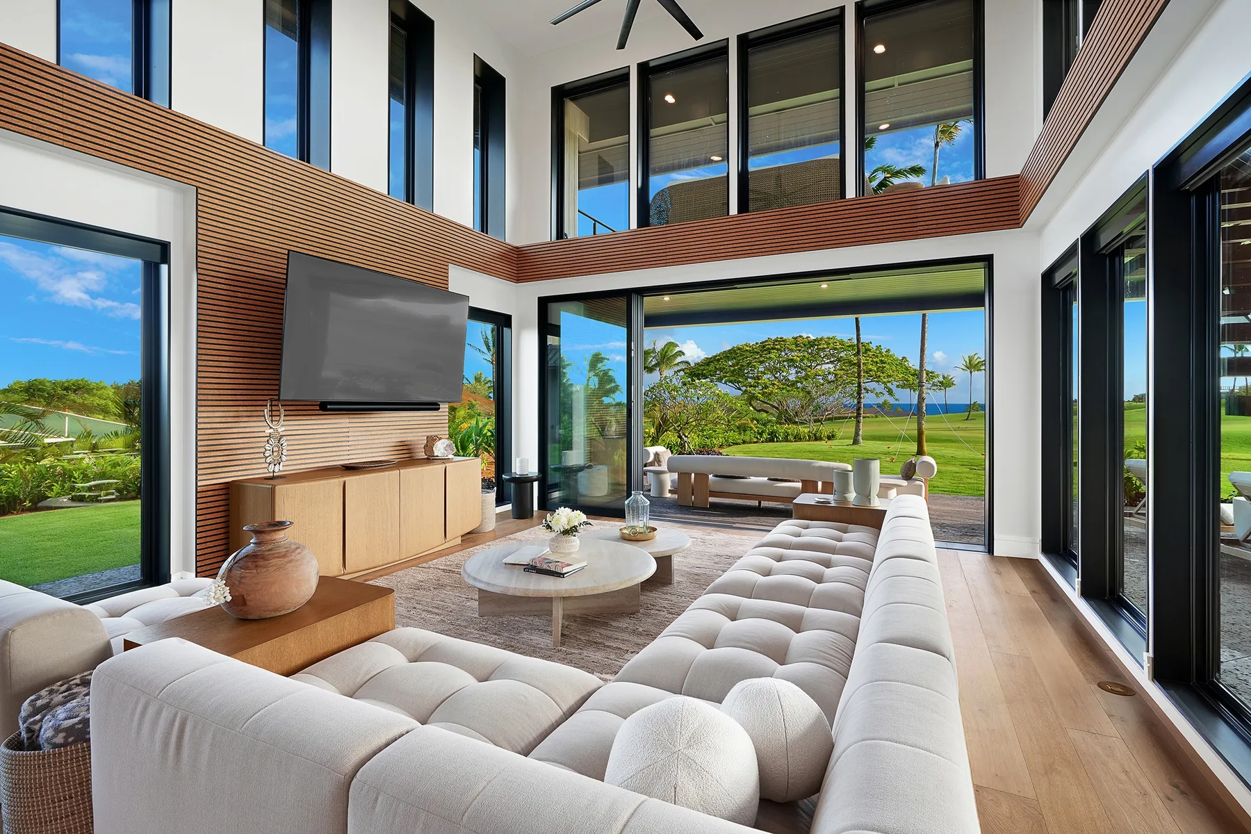 Una sala luminosa con amplias ventanas que dan a un paisaje verde.