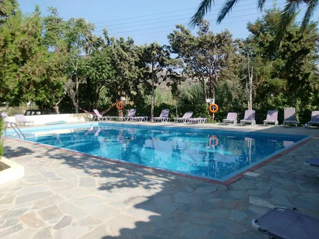 Piscina y jardín