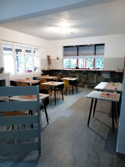 Recepción, desayuno y zona de juegos del hotel