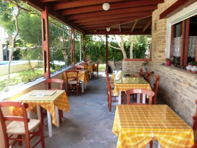 Piscina y jardín
