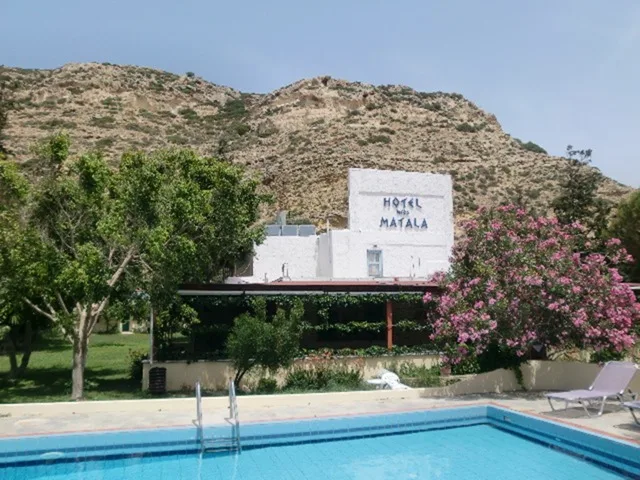 Piscina y jardín