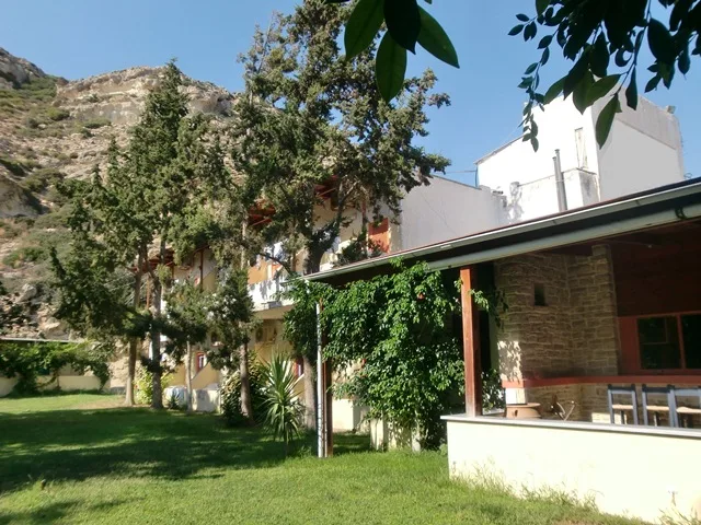 Piscina y jardín