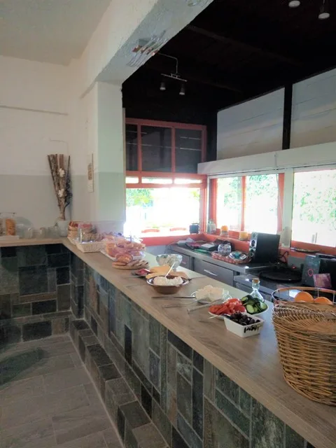 Recepción, desayuno y zona de juegos del hotel