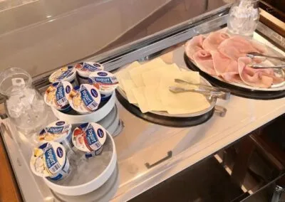 Desayuno con embutidos, queso y yogur
