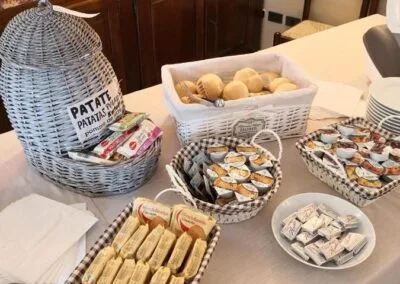 Desayuno continental con mermelada y pan crujiente