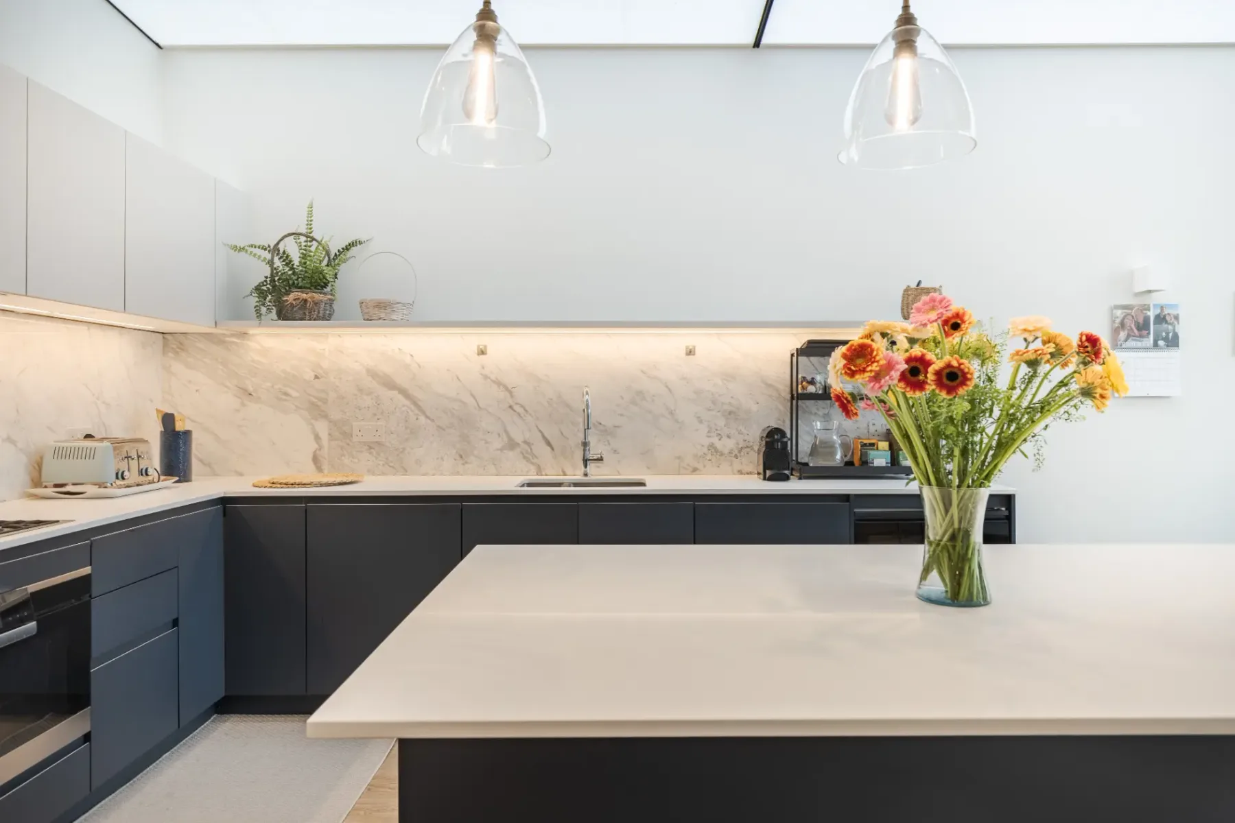 Una cocina moderna con gabinetes oscuros y una isla grande.
