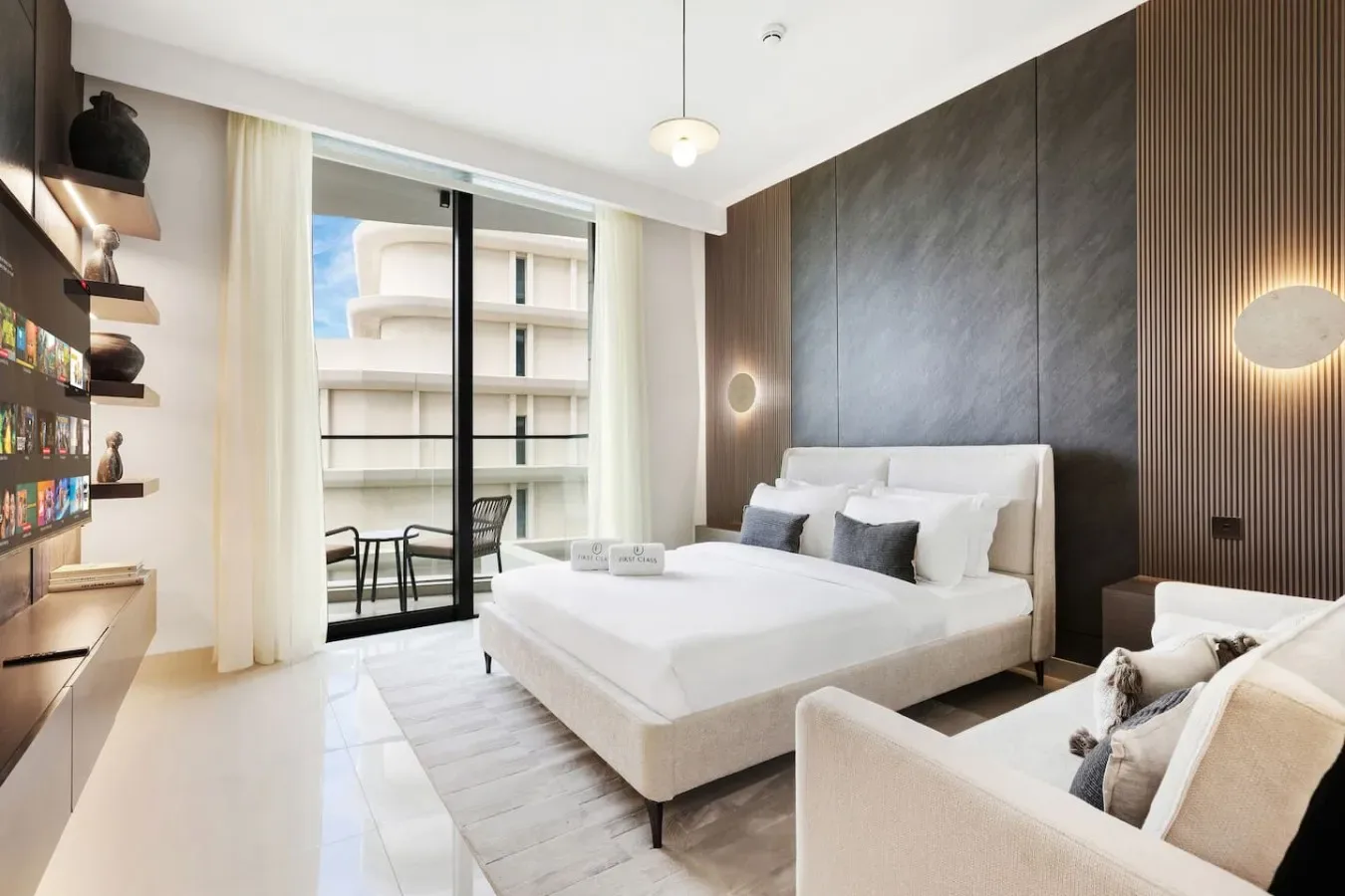 Un dormitorio moderno con una cama grande junto a ventanales de piso a techo.