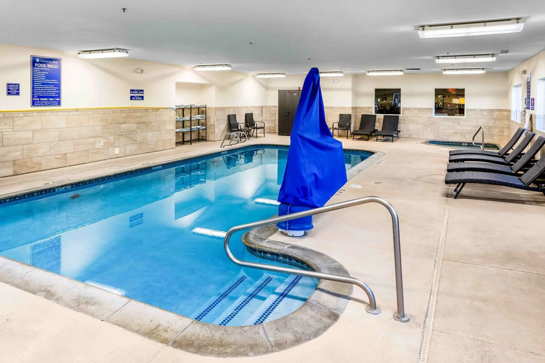 Piscina con una fuente cubierta
