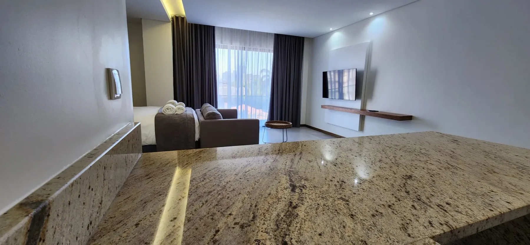 Habitación de hotel con zona de estar