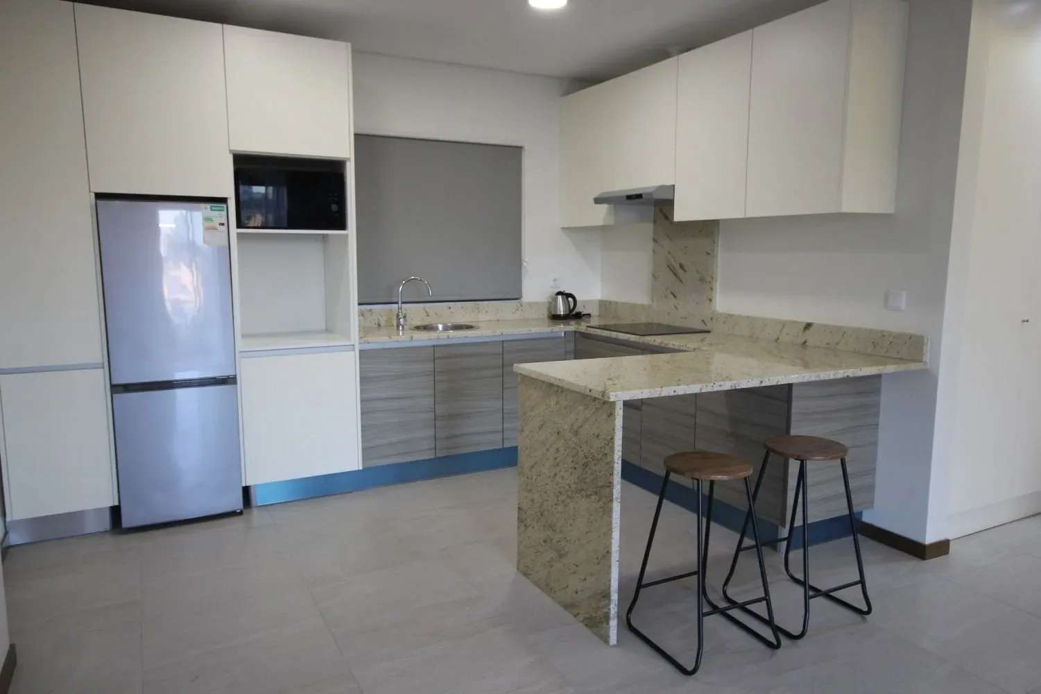 Cocina pequeña del estudio con cama king