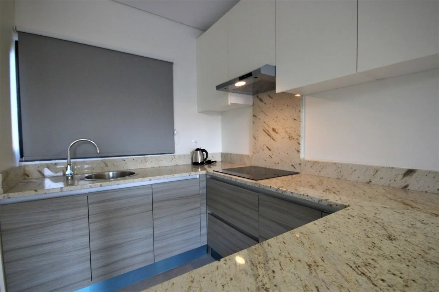 Cocina pequeña del estudio con cama king