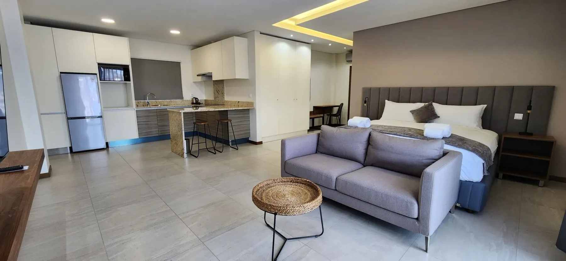Habitación tipo estudio con cocina y zona de estar