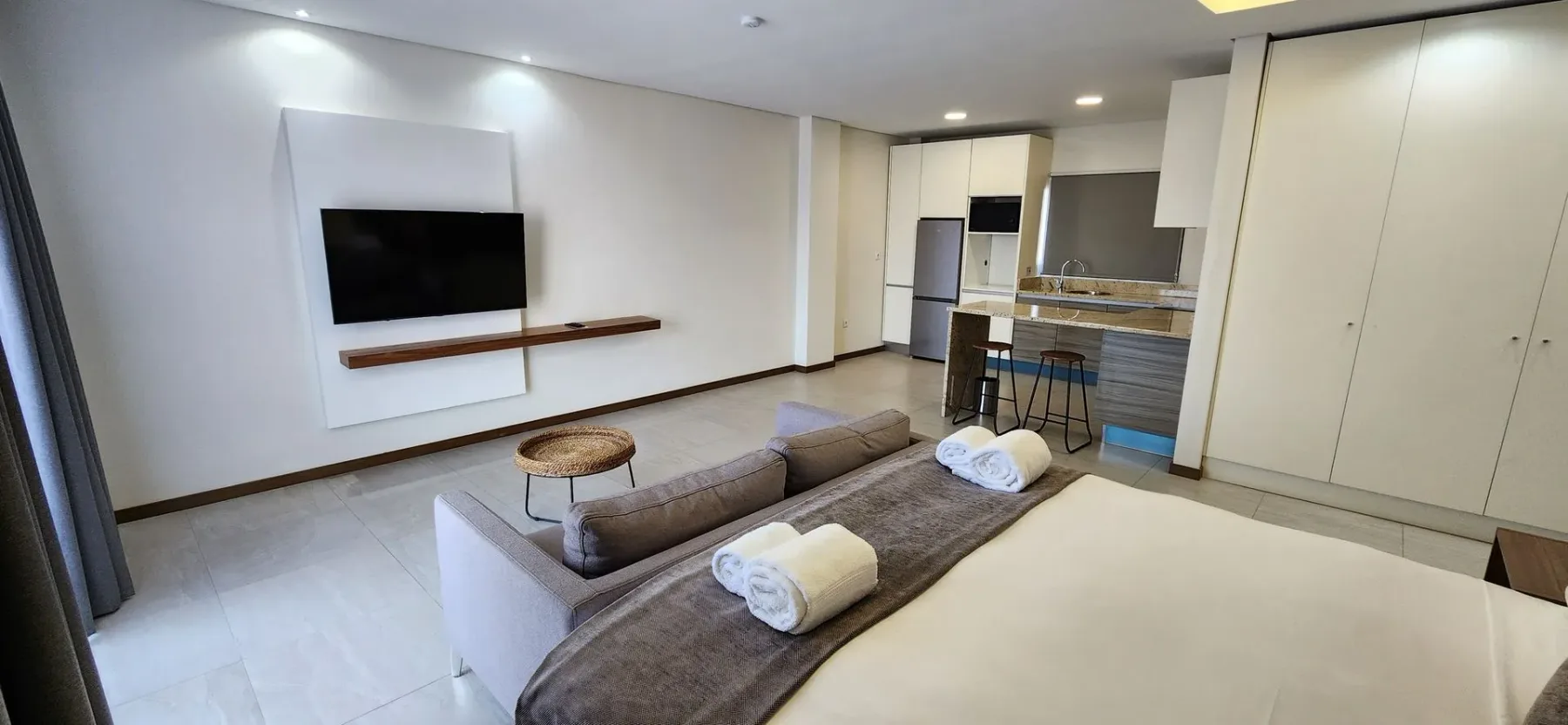 Habitación tipo estudio con cocina y zona de estar