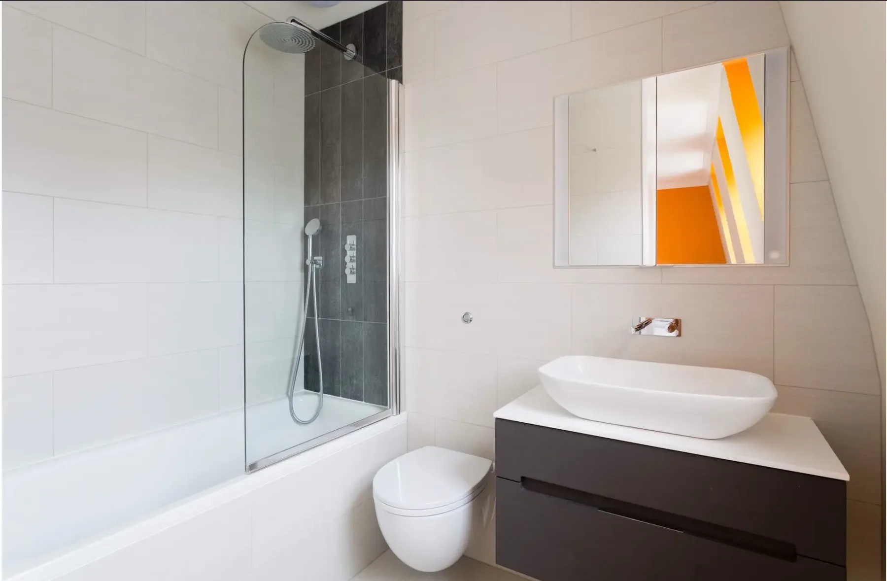 Un baño moderno con bañera, inodoro y lavabo.