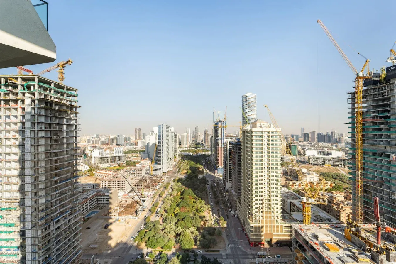 Panorámica urbana con edificios altos en construcción y grúas.