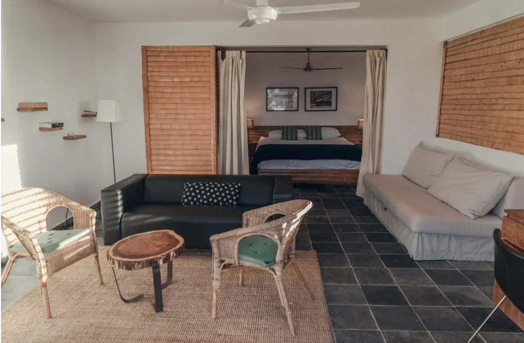 Sala de estar de una suite del Hotel Cocuyo, Samaná
