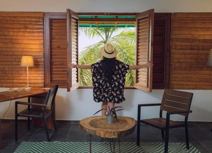 Ventana en una habitación del Hotel Cocuyo, Samaná