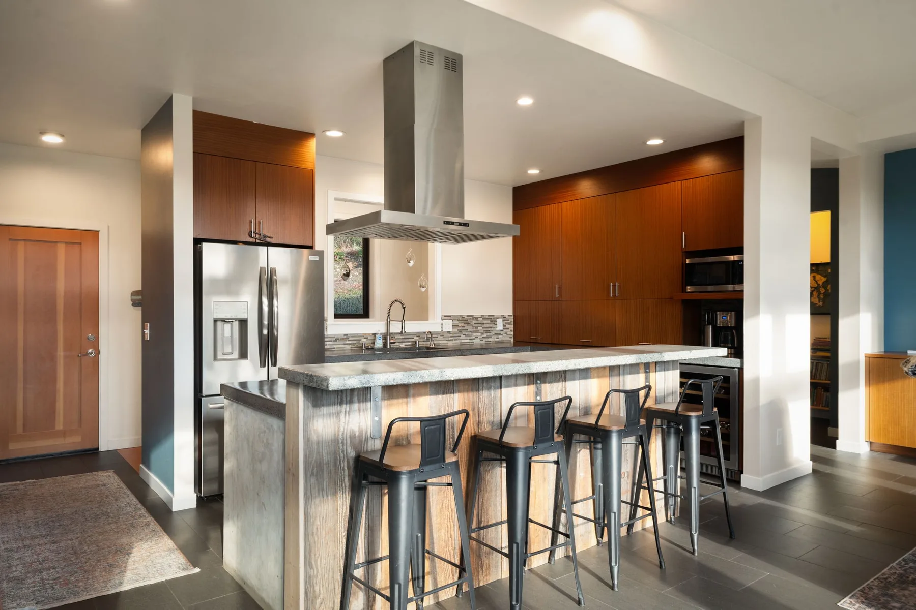 Una cocina moderna con una isla grande y asientos de barra.