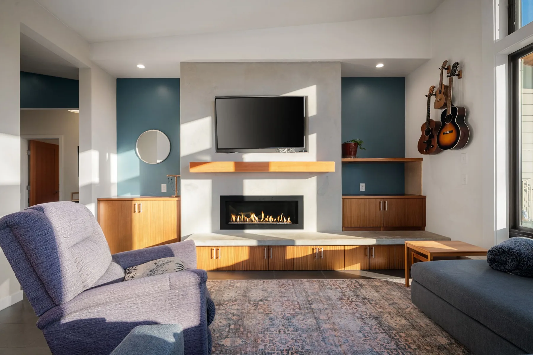 Una sala de estar con chimenea, televisor y asientos.
