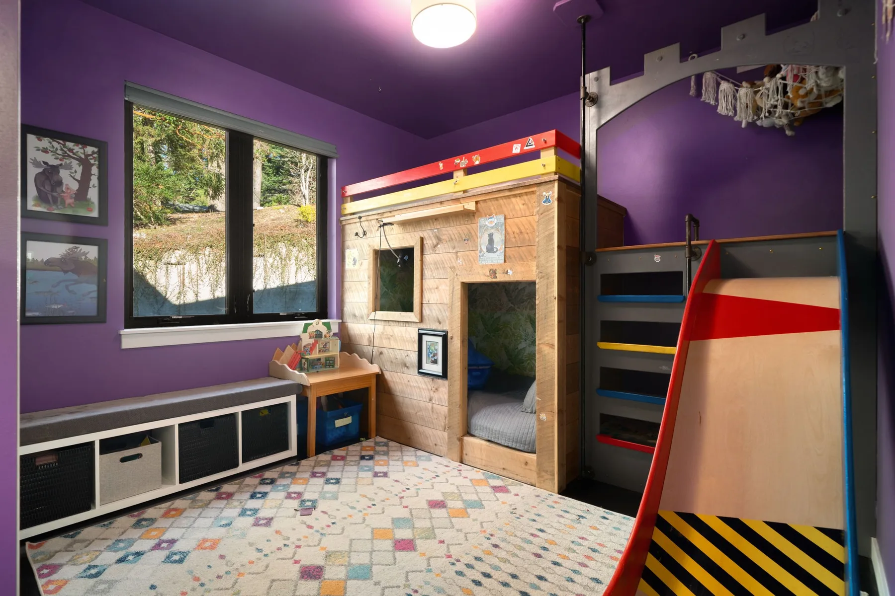 Un colorido cuarto de juegos infantil con una estructura de madera y un tobogán.
