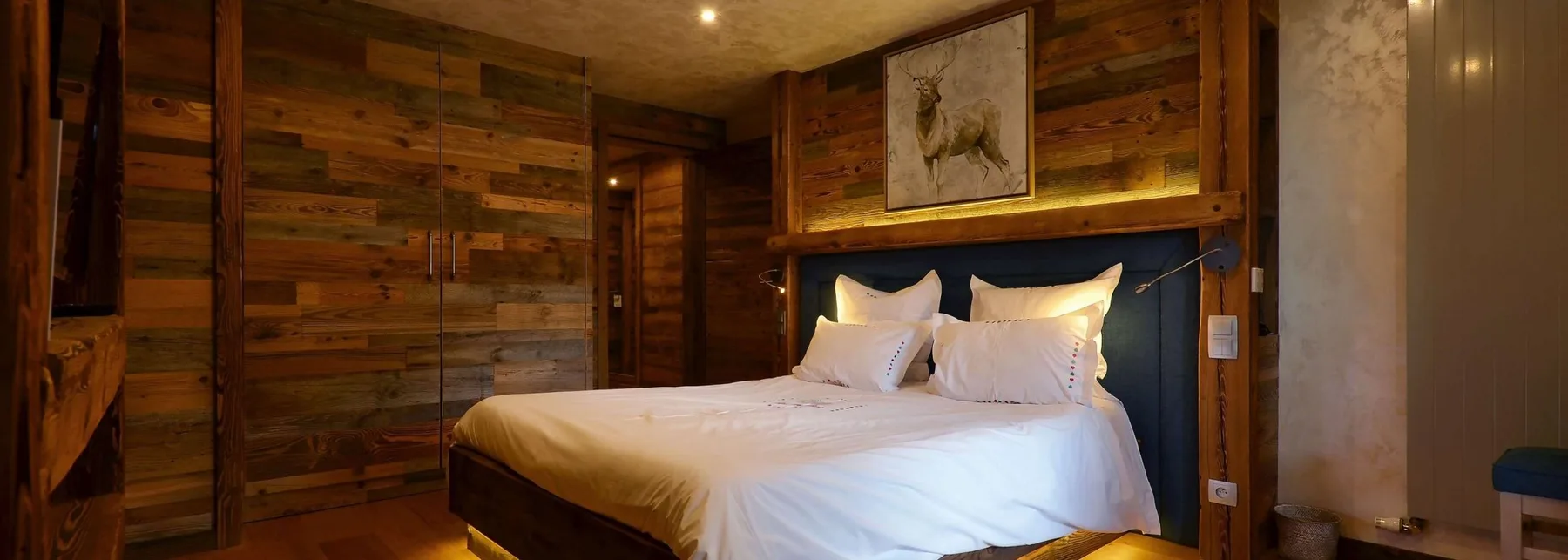 Interior de habitación de madera