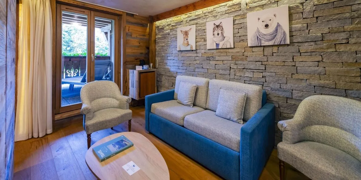 Suite junior con dormitorio, zona de estar y terraza