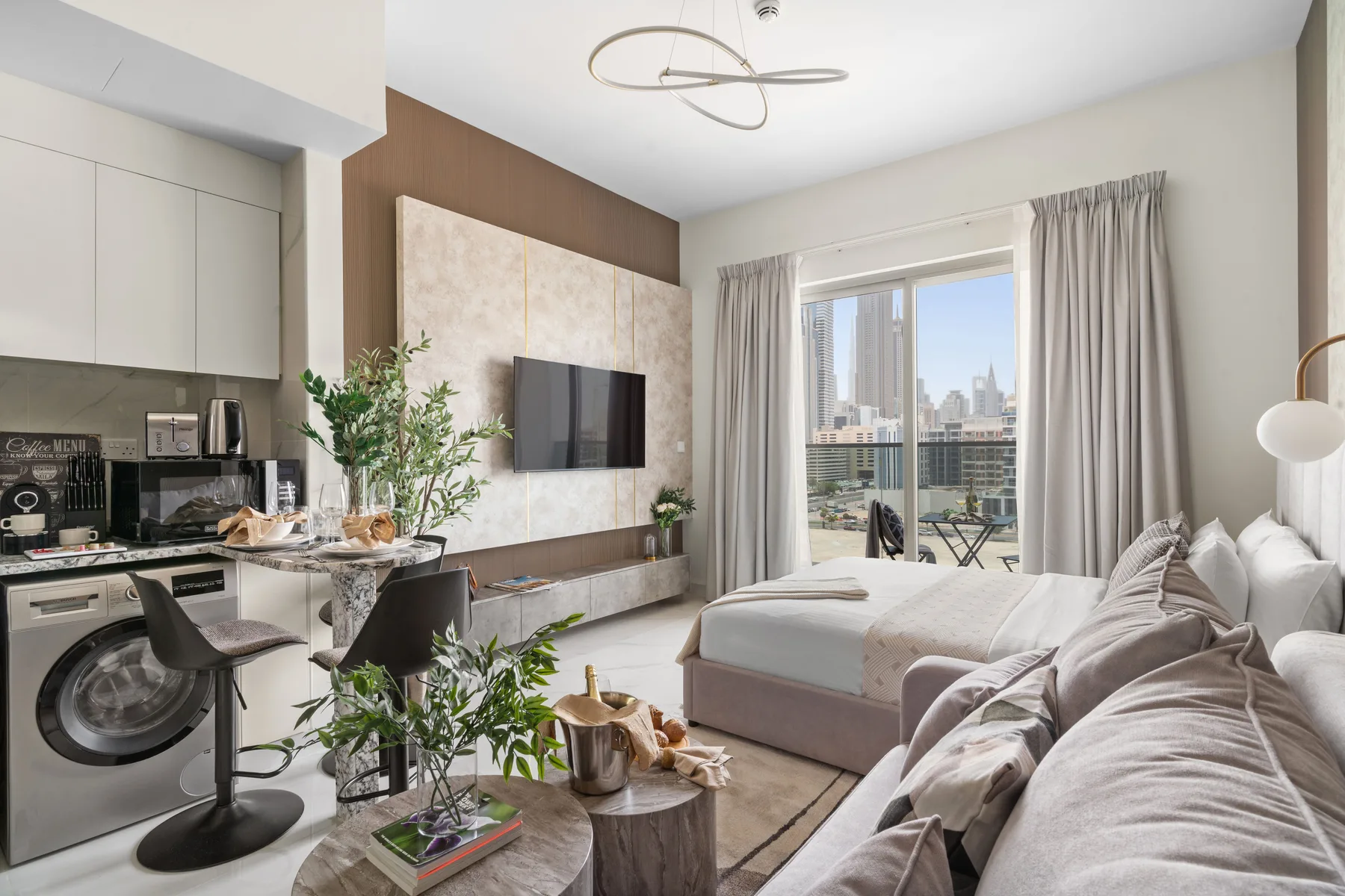 Sala de estar con zona de descanso y balcón con vistas a la ciudad.